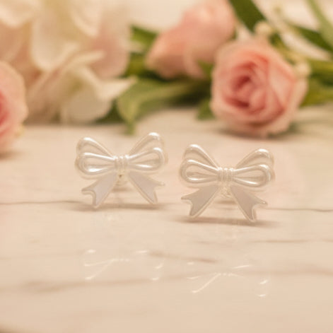 White Pearly Bow Earrings (18mm)
